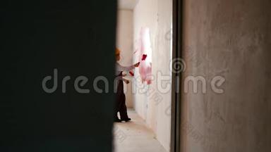 修复草稿公寓-小男孩和他父亲用红色粉刷墙壁