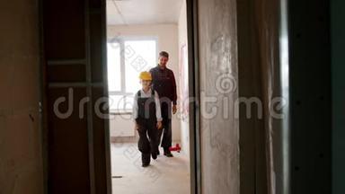修理<strong>草稿</strong>公寓-小男孩和他的父亲走出房间