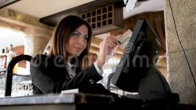 服务员女孩在咖啡馆的pos终端或<strong>收银台</strong>工作。 人与服务理念