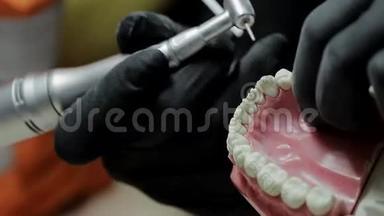 一个牙医的特写练习用钻床模拟牙齿骨架。 牙医巧妙地练习