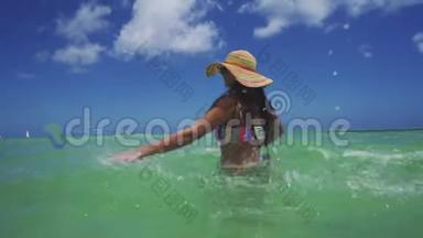 海滩上的快乐女人。 加勒比海，多米尼加共和国蓬塔卡纳。 暑假。 听我的想法。