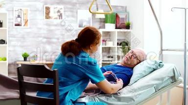 女护士检查老病人血压