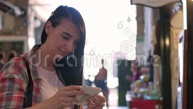 一个年轻的女人在市场上看纸工艺品时微笑着