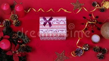 彩色的圣诞和新年交替礼品盒放在木桌上，顶部有空白，请停止