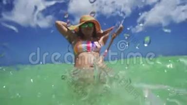 多米尼加共和国蓬塔卡纳，幸福妇女和加勒比海。 暑假。 听我的想法。