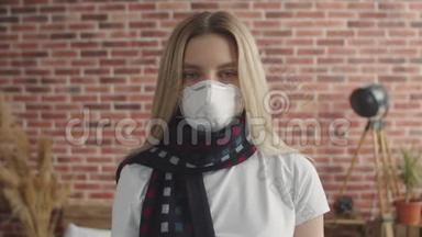 一名年轻女子戴着医用呼吸器测<strong>量体温</strong>表。 带着围巾的变态女孩
