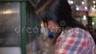 一个年轻女人在市场上看纸工艺品