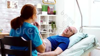 躺在病床上的老病人检查他的心跳