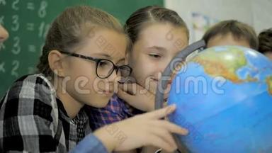 地理课。 同学们正在学校董事会的背景下研究地球