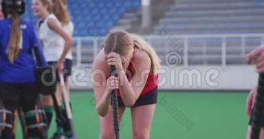 女冰球运动员在比赛后悲伤