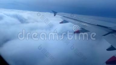 云层上方的飞机收回地面扰流器