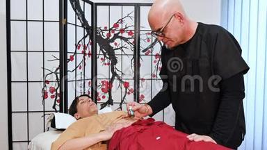 替代治疗师施灸一种中医方法。