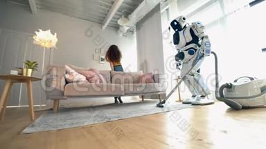 人类机器人正在<strong>打扫房间</strong>，一个女人坐在沙发上