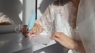 女孩手里拿着一支蓝色的钢笔，写在笔记本上。 这个女孩穿着白色内衣。 一缕阳光