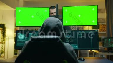 使用带有绿色屏幕模型的计算机的黑客团队