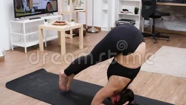 在家练习瑜伽的白人女人