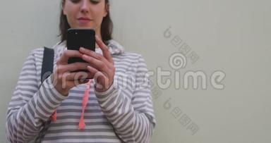 高加索女人在看智能手机