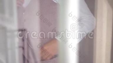 男士捏衬衫上的纽扣和宽松的开窗慢动作手持式相机运动风格