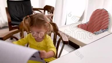 好奇的小男孩在家里的父母工作场所检查假装成人的草稿
