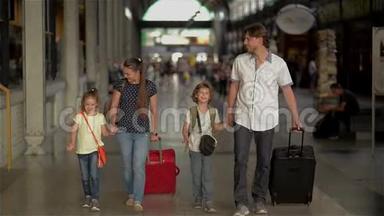 有<strong>孩子</strong>的幸福家庭去火车站，父母和<strong>孩子</strong>在<strong>机场</strong>旅行和步行