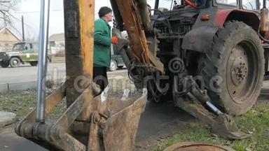 电缆竖井盖板安装.. 使用挖掘机拖拉机。