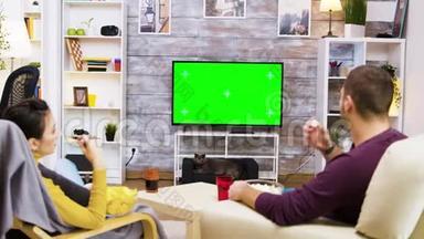 夫妇在家<strong>看电视的</strong>背面绿色屏幕
