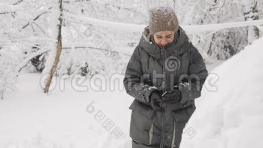 那个女人在冬天白雪覆盖的汽车里打开后备箱。 冬天，一个女人从一辆车上擦雪。