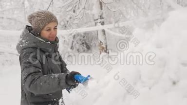 出行前用冰块清洗雪车后窗.. 女人从车窗上卸下雪。