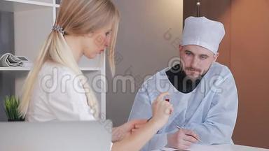 护士在实验室里给医生看试管。 医生用红色液体检查试管