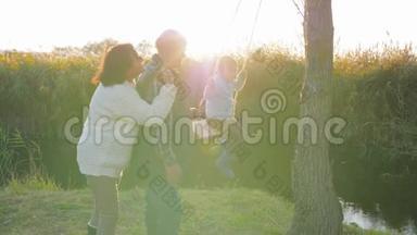 儿童与成人的相互关系，在阳光明媚的芦苇丛中，欢乐的人在河边休闲