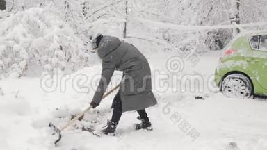 拿着铲子的少女在后院铲雪。