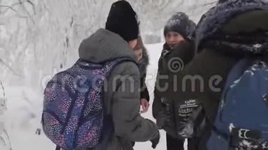 冬天，女学生背着背包在学校里闲逛，在雪地里玩耍。