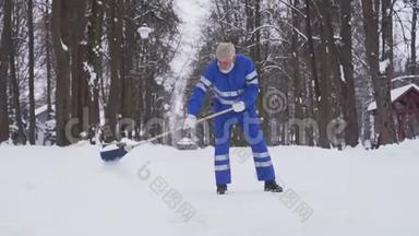 高级清洁工用扫帚除雪。