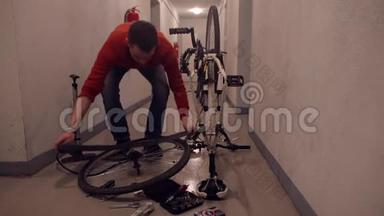 一名机械师<strong>正在修理</strong>一辆顾客自行车的。
