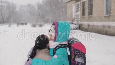 妈妈冬天穿着毛皮大衣，放学后在学校大楼附近遇到一个小女孩。