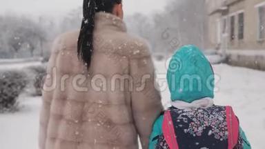 母女俩<strong>放学</strong>回家后回来，冬天在雪地上，后景。