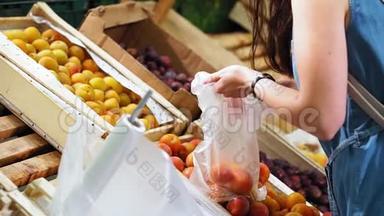 一个年轻的女人在超市买水果。