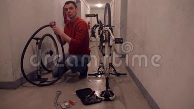 一个男人正在修理车库里的自行车轮