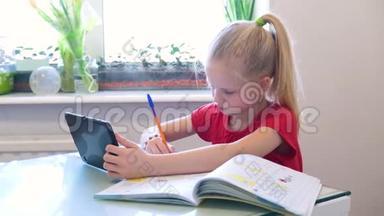 远程学习在线教育.. 女学生在家里用数字平板电脑学习，做学校作业。 培训