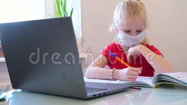 远程学习在线教育.. 带着医用口罩在家学习的生病女学生手里拿着数码平板电脑