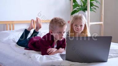远程学习在线教育.. 在家学习的男生和女生带着数码平板笔记本电脑，做着