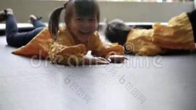 可爱<strong>的</strong>小女孩在操场上蹦床上玩得很开心。 幸福家庭和<strong>童年的</strong>概念..