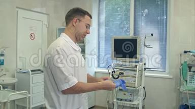 男外科医生在<strong>手术室护士</strong>洗手时戴上无菌橡胶手套进行手术