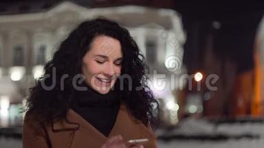 <strong>城市</strong>公园里年轻的黑发女人在智能手机上打字和交谈。 <strong>城市</strong>的<strong>夜晚</strong>