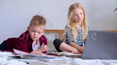 远程<strong>学习</strong>在线教育.. 在家<strong>学习</strong>的男生和女生带着数码平板笔记本电脑，做着
