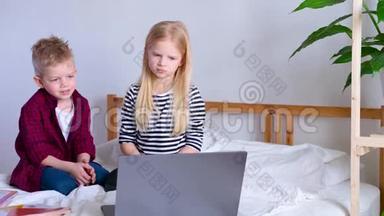 <strong>远程学习</strong>在线教育.. 在家<strong>学习</strong>的男生和女生带着数码平板笔记本电脑，做着