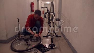 一位父亲<strong>正在</strong>车库里<strong>修理</strong>一辆儿子自行车的轮子。