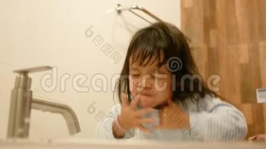 开心的小童女在卫生间刷牙洗脸.. 口腔卫生理念。