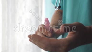 医生在他的手上喷洒消毒剂。 医生喷在手臂消毒剂溶液上。 使用防腐剂清洁和