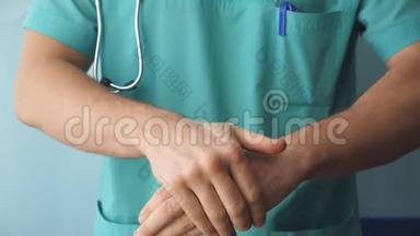 医生把消毒剂涂在手上。 医生用手臂消毒剂溶液。 使用防腐剂清洁和